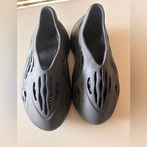 adidas Yeezy Foam RNR- Big Kids Size 6